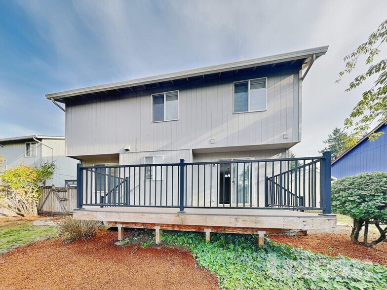 Building Photo - 3402 NE 165th Ave