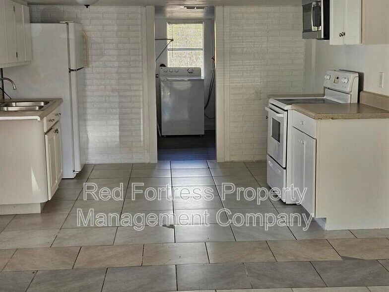 Building Photo - 255 Hubbard Ave