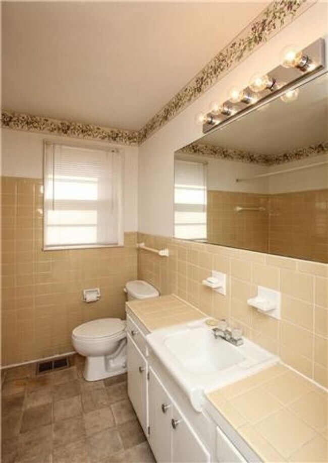 Building Photo - 350 Ladybird Dr