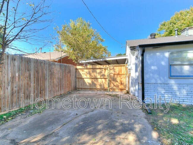 Building Photo - 220 E Jacobs Dr