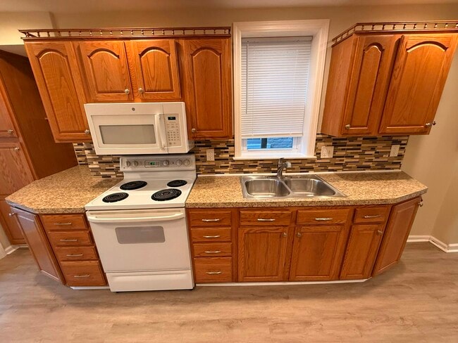 Building Photo - 419 E Frankford St