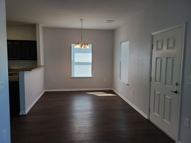 Building Photo - 3151 Roe Dr