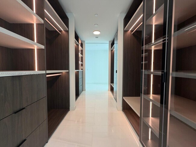 Building Photo - 300 Biscayne Blvd Way