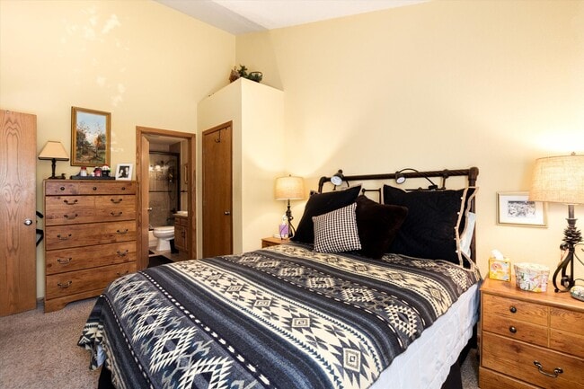 Building Photo - Price Reduced– Winter Seasonal Lease, Available Now through the end of May. Furnished with Utilit...