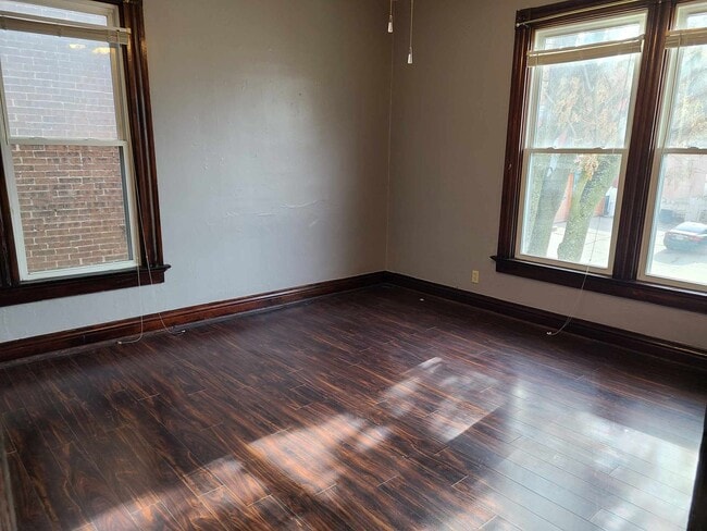 Building Photo - 3 Bedroom 1 Bathroom Duplex