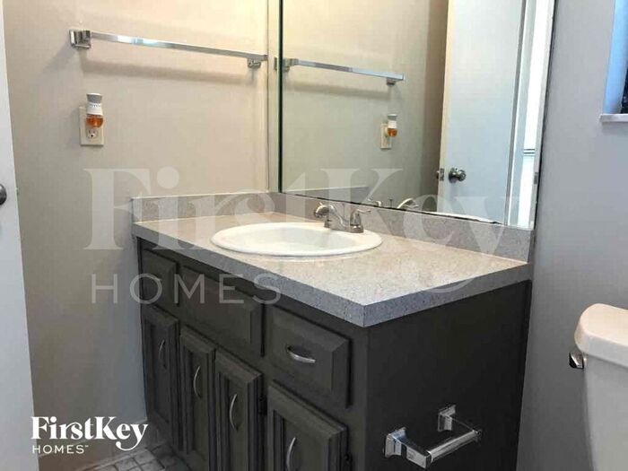 Building Photo - 2462 Ridgecrest Ave