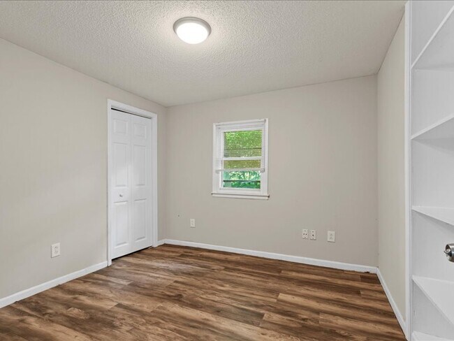 Building Photo - 10 W 98th St