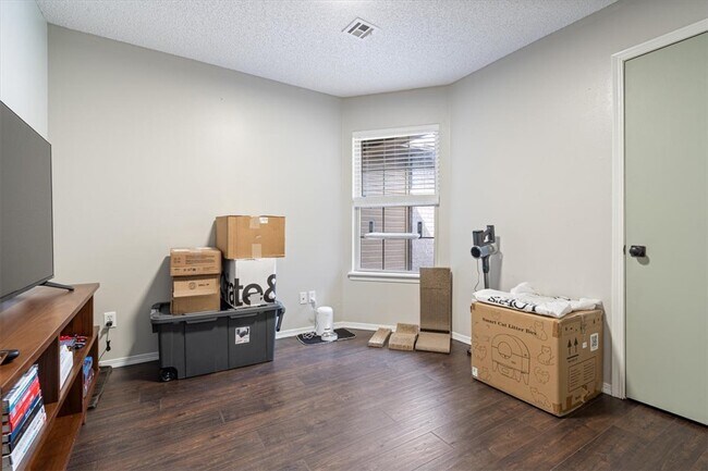 Building Photo - 9 Jordan Ln