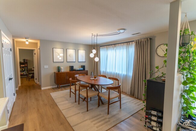 Building Photo - 1304 Palomar Pl