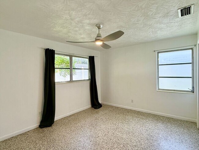 Building Photo - 1501 Carlos Ave