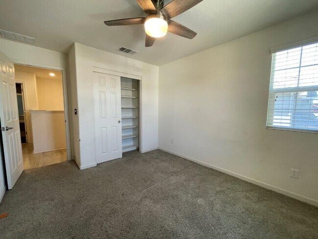 Building Photo - Gorgeous 4 Bed Located in Great Gated Community