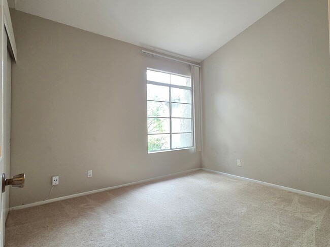 Building Photo - Adorable Rancho Del Oro Condo!