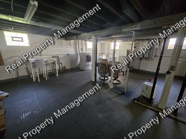 Building Photo - Charming Three Bedroom Ranch