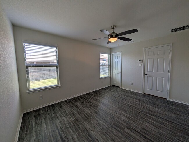 Building Photo - 4/2 in West Village at Creekside / Fenced ...