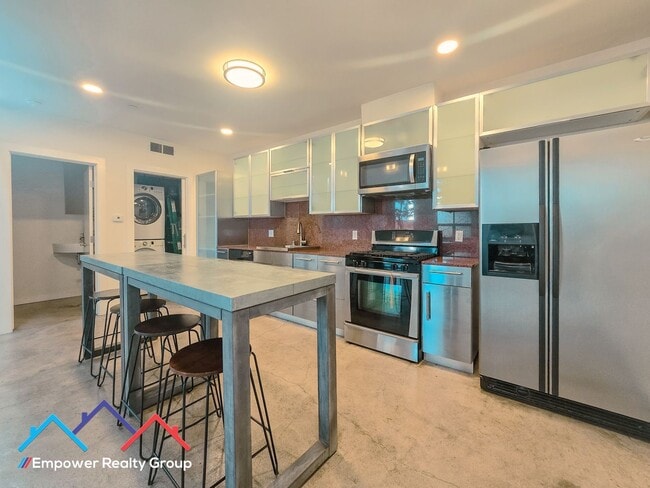 Building Photo - 1 Bed 1.5 Bath Loft in Desired Emeryville/Oakland Neighborhood