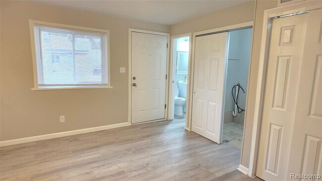 Building Photo - 33507 Berville Ct