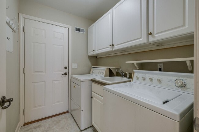 Building Photo - 218 Stoners Glen Ct