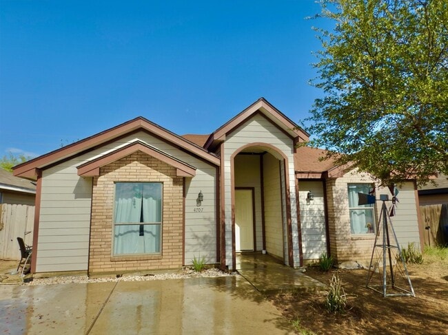 Building Photo - 4707 Los Laureles Ln