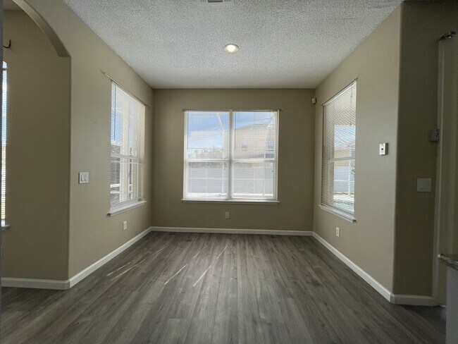 Building Photo - Amazing Large 4/2 Pool Home in Orlando