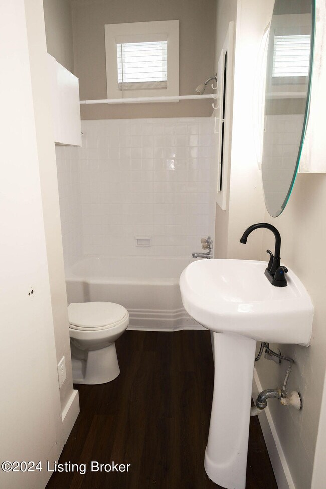 Building Photo - 208 Pope St