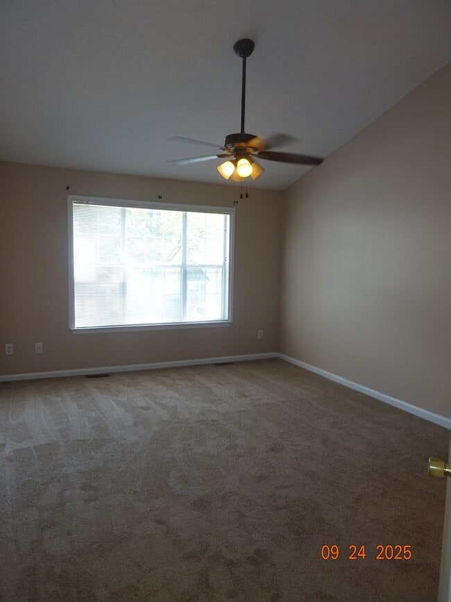 Building Photo - 3 Bedrooms, 2.5 Bathrooms Townhouse Rental