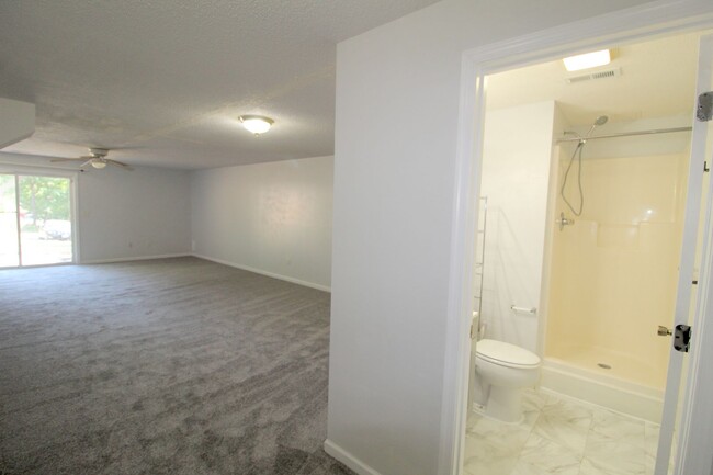 Building Photo - 869 Camelot Ln
