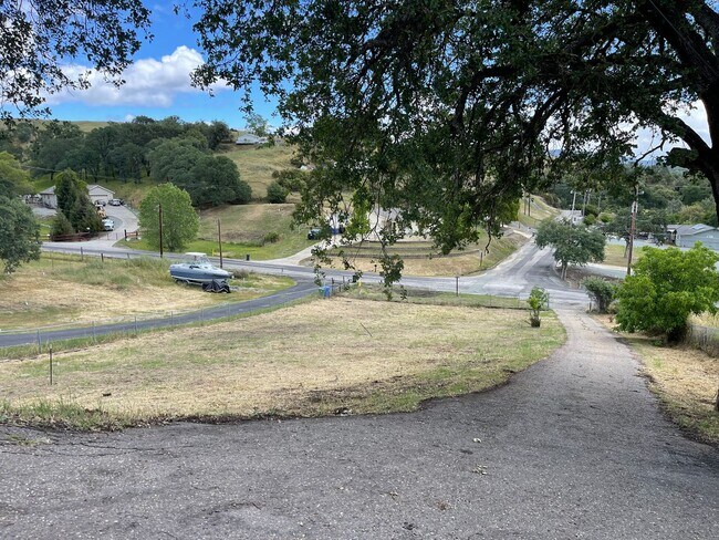 Building Photo - Fresh & Clean 3br with views