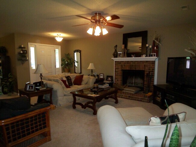 Building Photo - 6010 Kenmore Ln