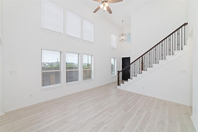 Building Photo - 925 Crystal Bnd Ln