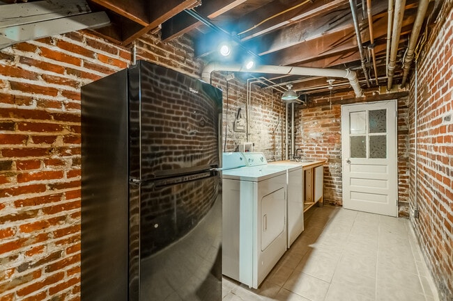 Building Photo - 1236 Oates St NE