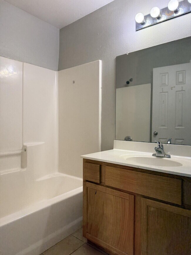 Building Photo - 304 N Brentwood Ave
