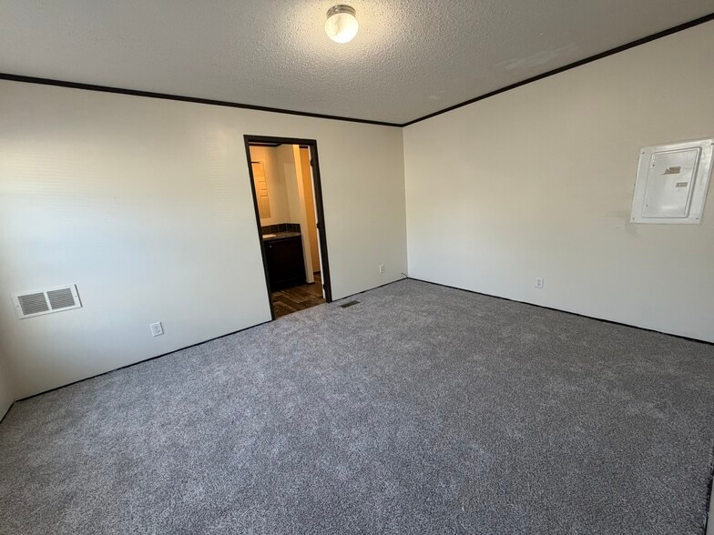 Building Photo - 2331 Wellington Green Dr