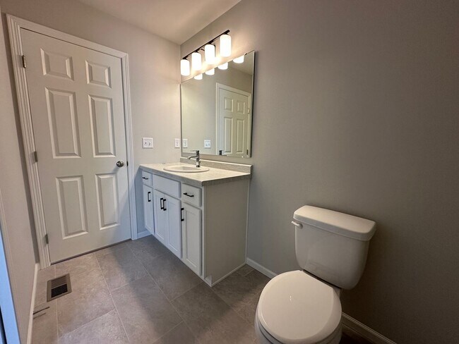 Building Photo - 4-Bedroom, 2-Bathroom Twin Home in South Fargo!