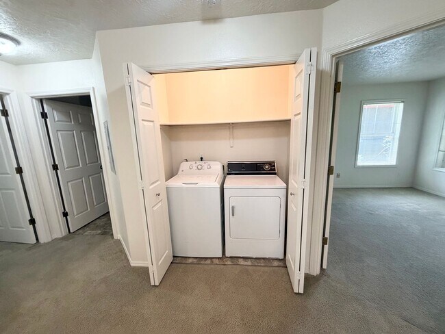 Building Photo - Super Cute Spacious 2BD 2BA in the Hillsdale Neighborhood!