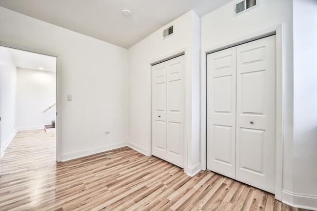 Building Photo - 3 bedroom in Chicago IL 60613