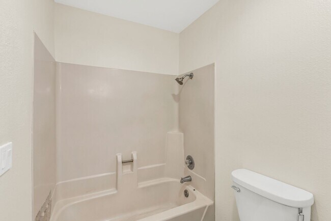 Building Photo - Great 2 Bedroom Condo in Gated Community