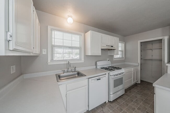Building Photo - 3 Bedroom, 1.5 Bathroom in West Worth Village