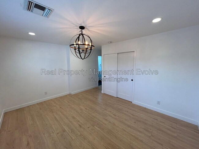 Building Photo - 8631 E Jackrabbit Rd