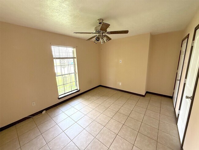 Building Photo - 7130 Kings Dr