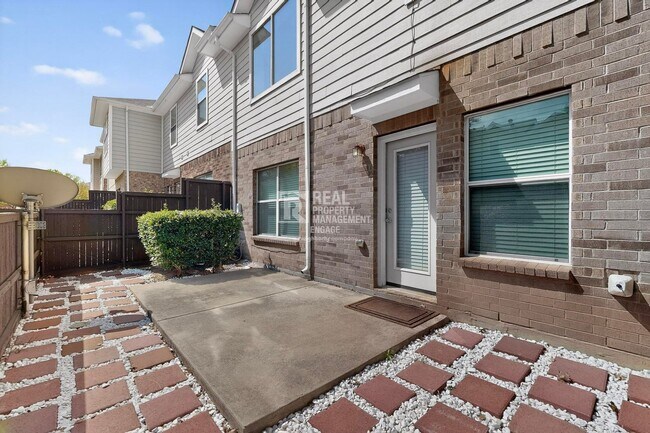 Building Photo - Modern Plano Townhome in Frisco ISD Available for Rent