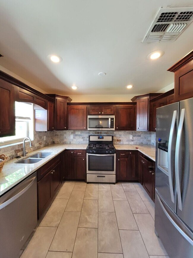 Building Photo - Charming Central Tucson Retreat with Updat...