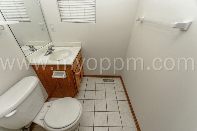 Building Photo - Bright and Spacious 4 Bedroom Home | Bellevue