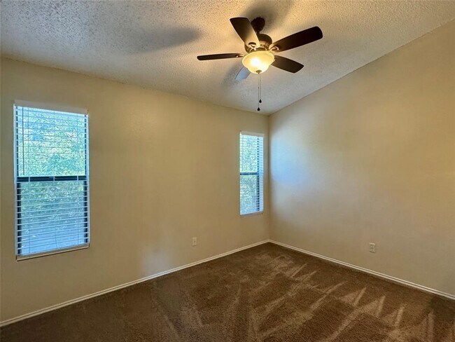 Building Photo - 512 Eberhart Ln
