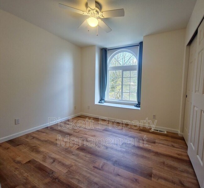 Building Photo - 18845 NE Meadow Run Dr