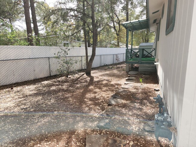 Building Photo - Adorable 2 bed / 2 bath - with 1 car garage