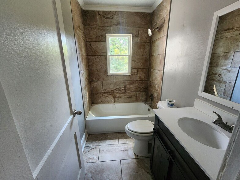 Building Photo - 2067 Blakewood Pl