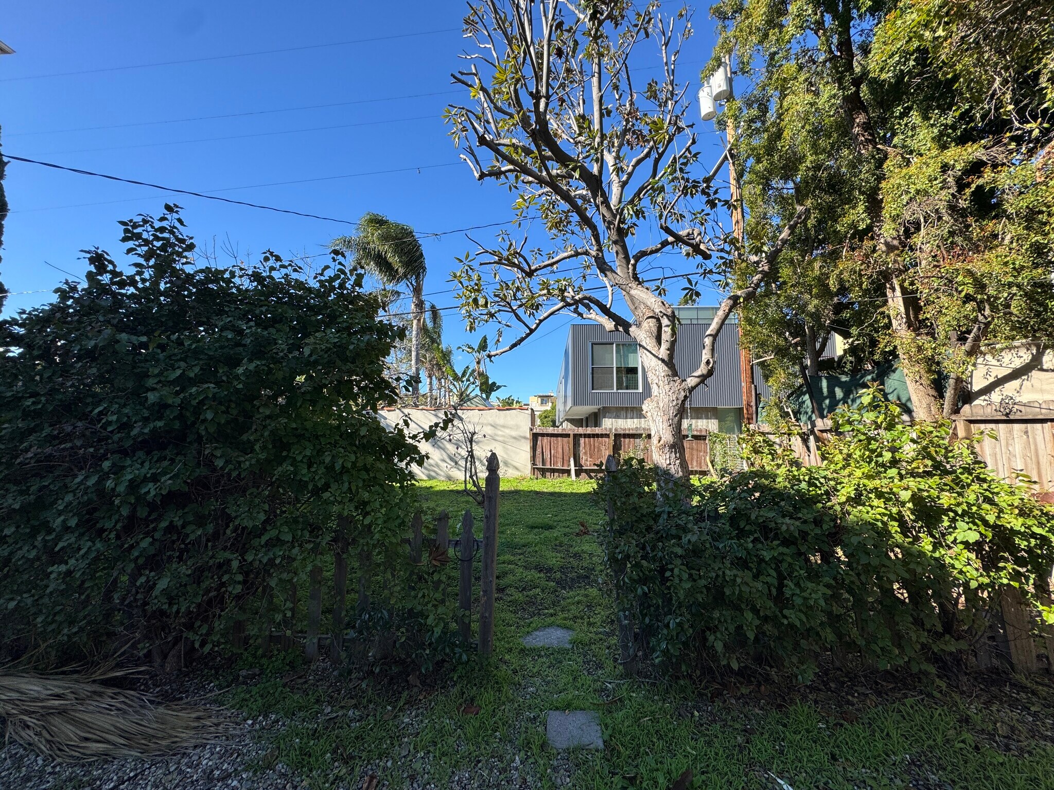 Building Photo - 849 N West Knoll Dr