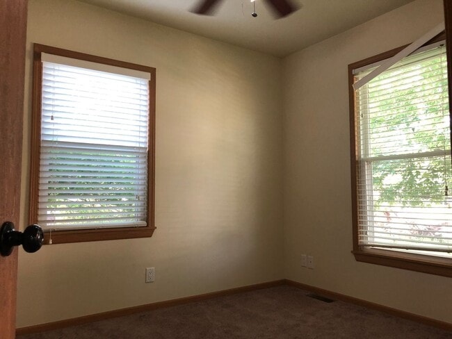Building Photo - Awesome 2 bedroom 1 bath with basement, fe...