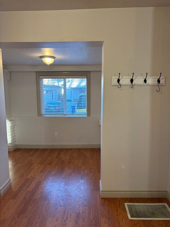 Building Photo - Salt Lake Cottage home 3 bed, 2 baths