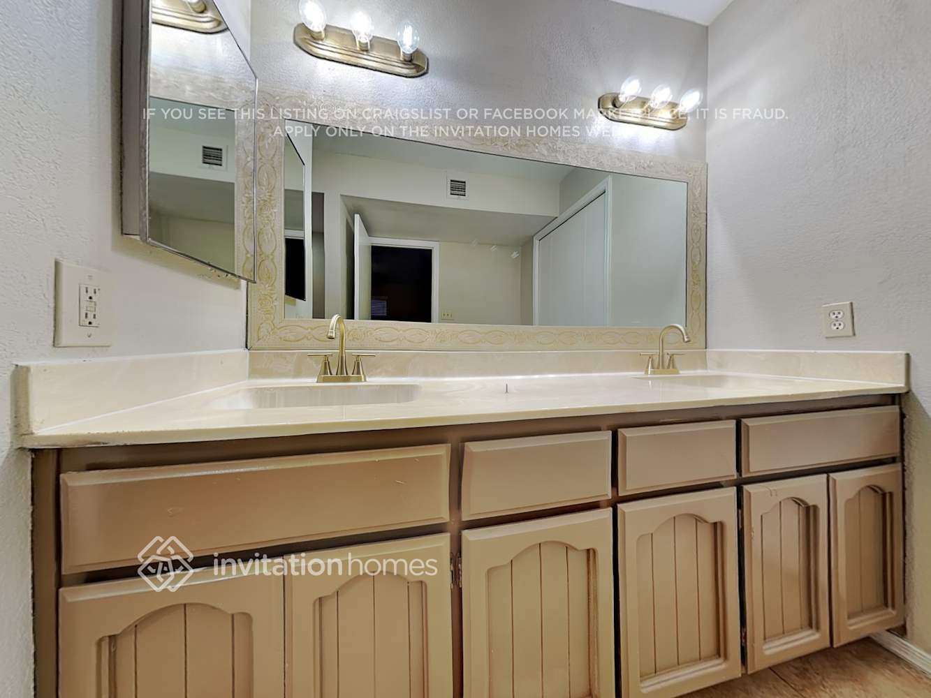 Building Photo - 336 S Travis